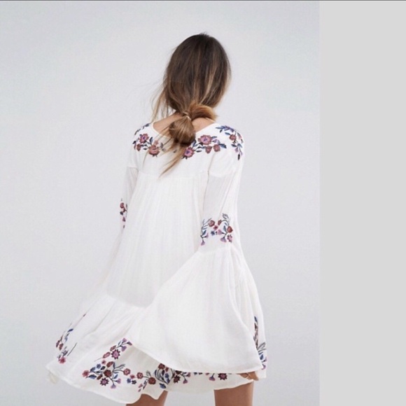 Free People Te Amo Embroidered Dress Size Medium Mini V Neck Bell Sleeve White - Picture 4 of 16